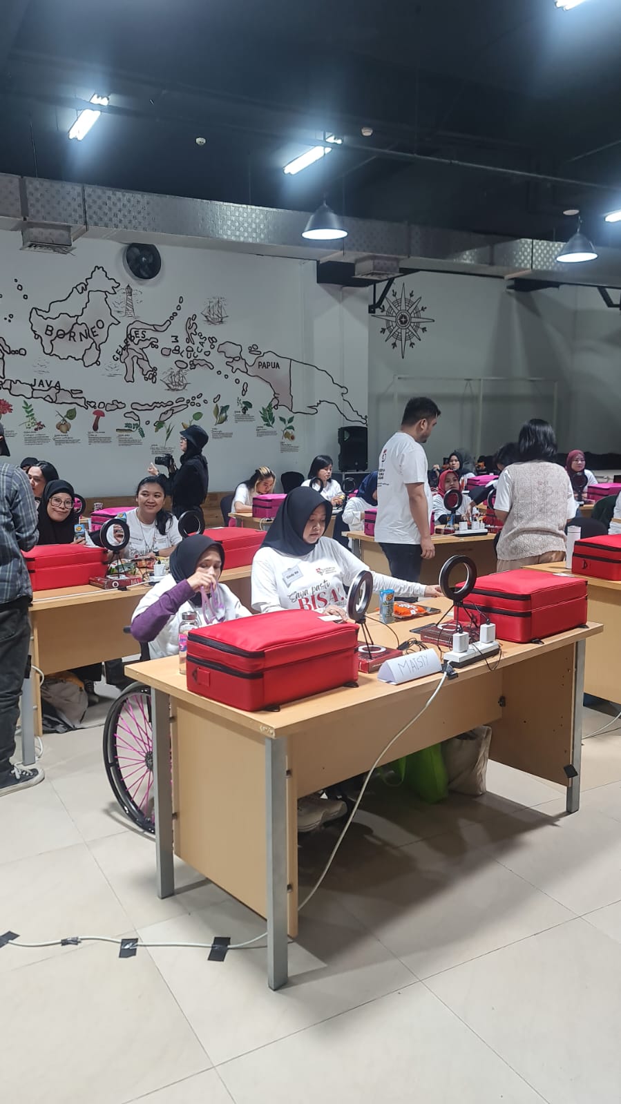 Gandeng Dunia Usaha, Yayasan Perempuan Tangguh Indonesia Dorong Sahabat Tuli Berkarya di Bidang MUA