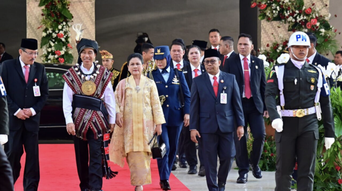 Berbusana Adat Tanimbar, Presiden Jokowi Sampaikan Pidato di Gedung Nusantara