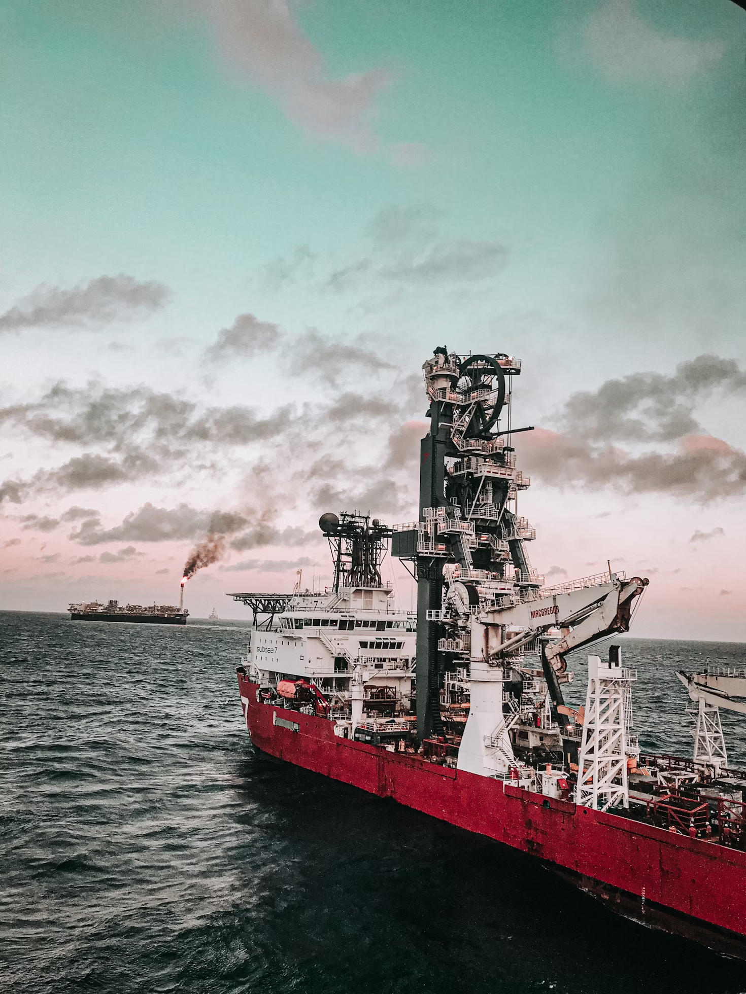 Pasokan Terancam di Selat Hormuz, Harga Minyak Brent Tembus 100 USD