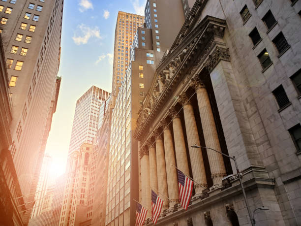 Badai di Wall Street: Dow Rontok 600 Poin, Nasdaq Masuk Zona Bahaya!