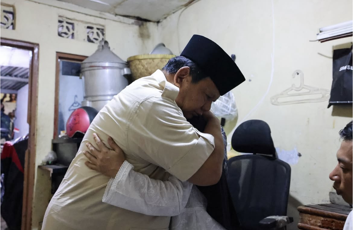 Prabowo Peluk Orang Tua Affan di Rumah Duka, Janji Beri Perhatian Khusus untuk Keluarga! Almarhum