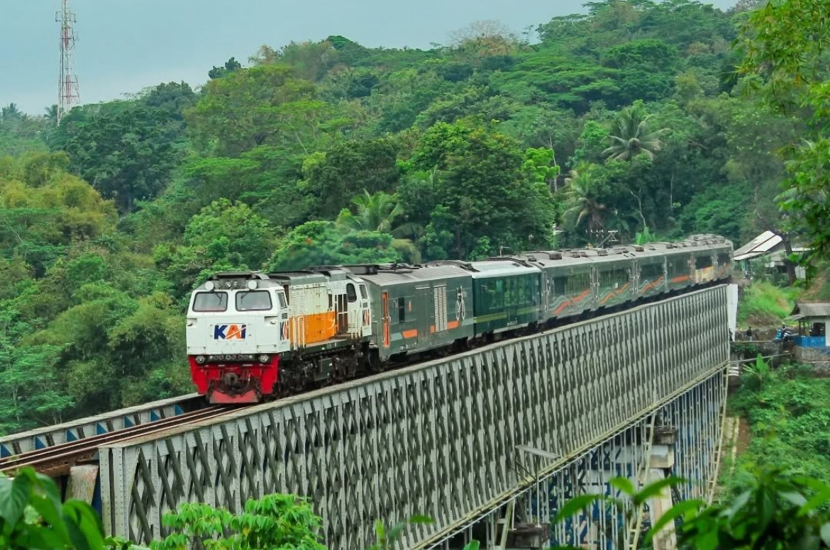 Akses Pasar Senen Ditutup, 12 Kereta Api Dihentikan Luar Biasa di Jatinegara