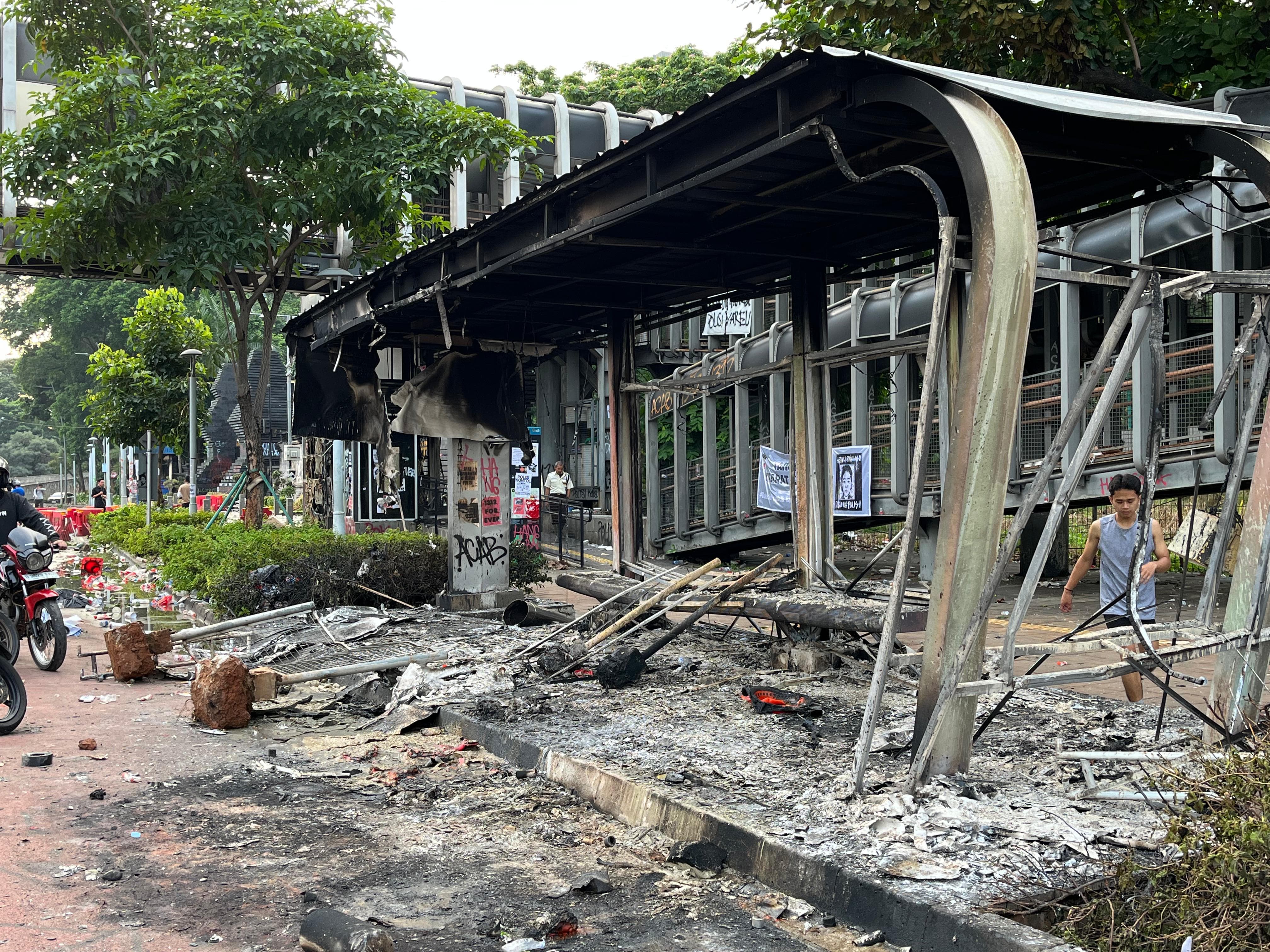 Usai Demo Ricuh, 7 Halte Dibakar, Layanan Transjakarta Lumpuh Total!