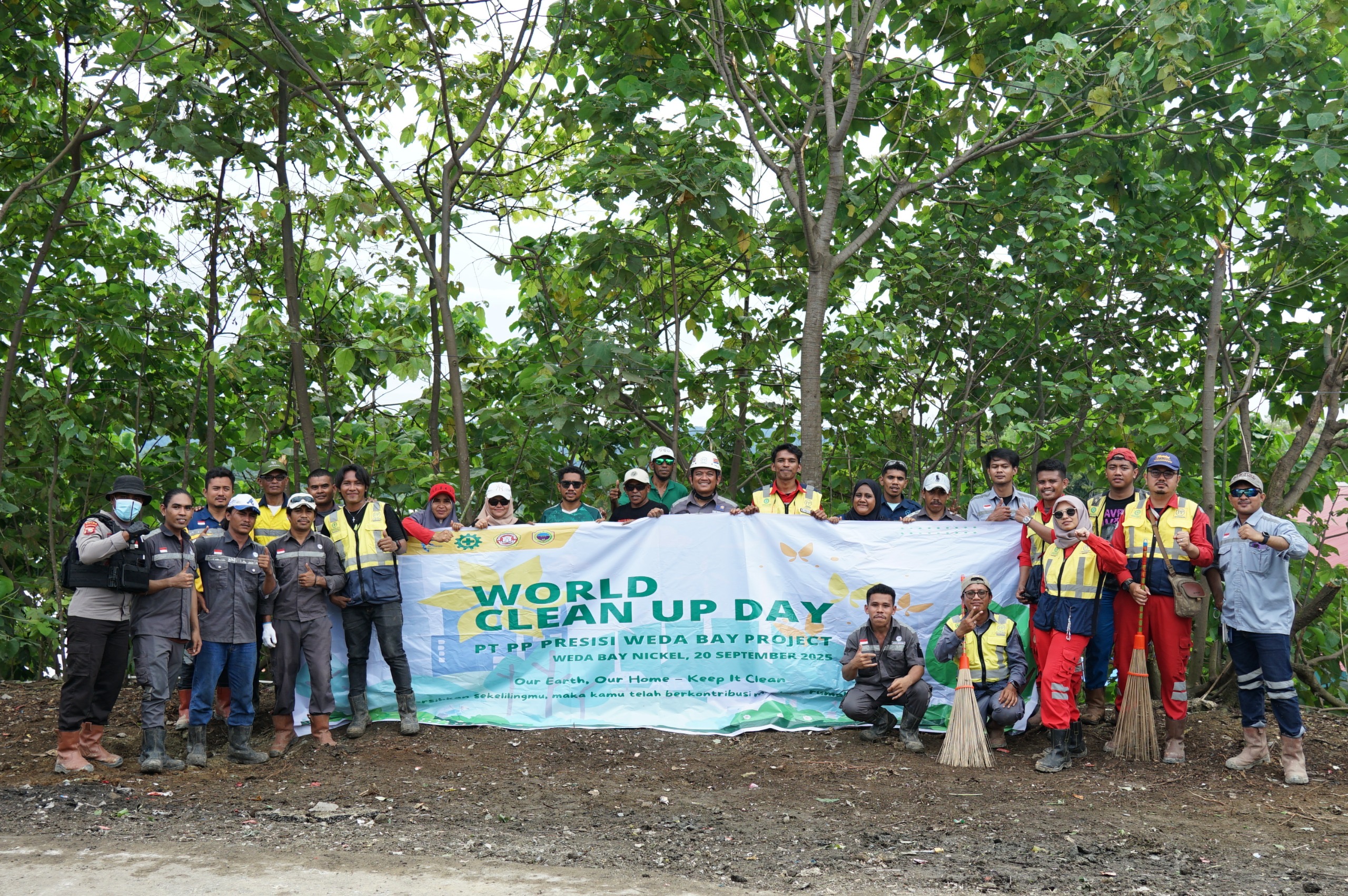 World Cleanup Day 2025, PPRE Bawa Dump Truck hingga Excavator ke Lelilef Waibulan
