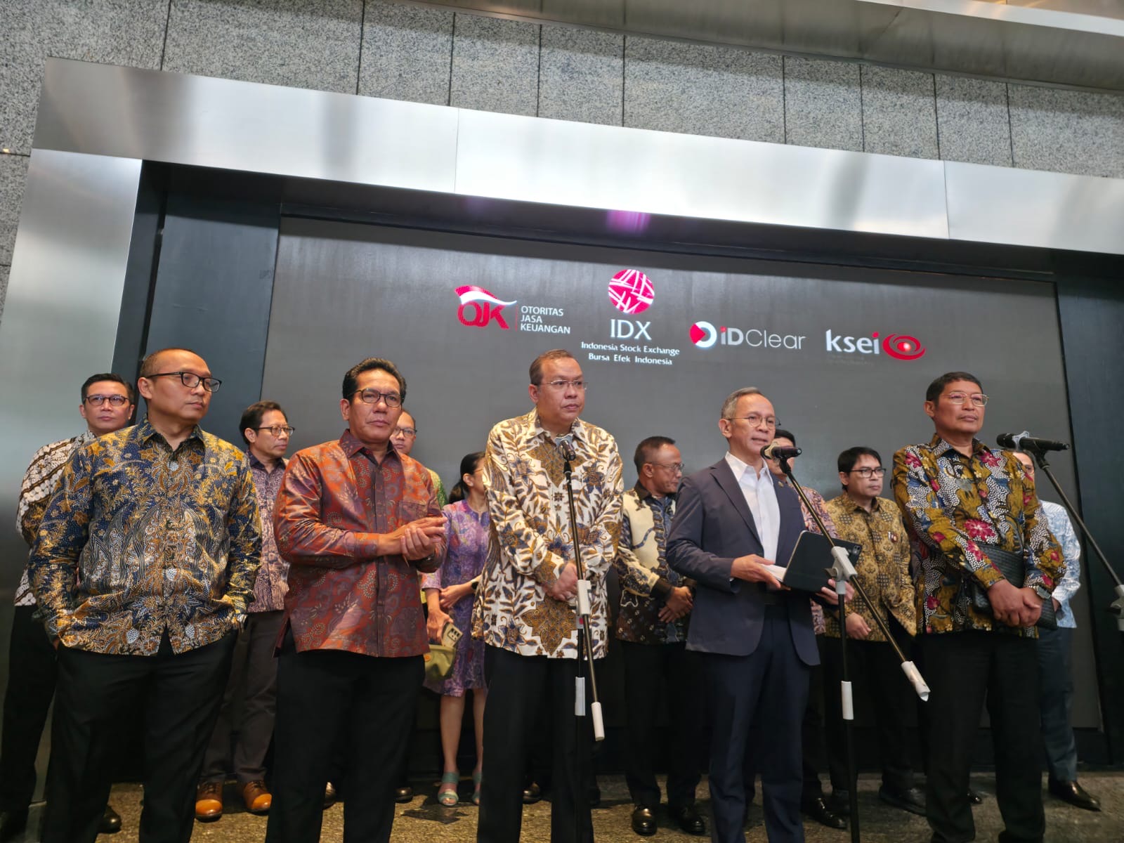 Ketua OJK Ngaku Kaget, Baru Tahu Dirut BEI Mundur Pagi Tadi! Surat Pengunduran Diri Belum Diterima