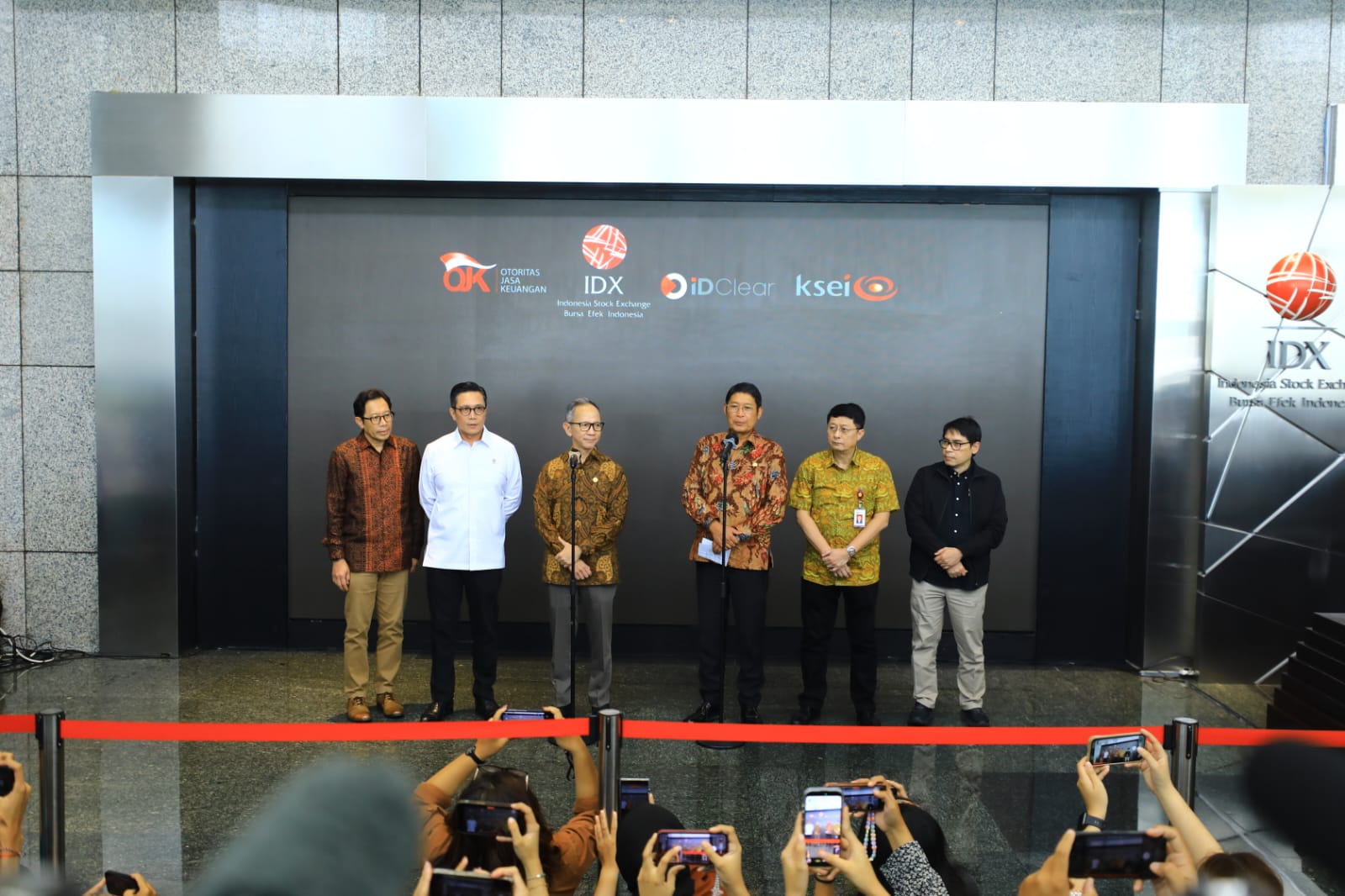 Tiga Petinggi Pasar Modal OJK Kompak Mengundurkan Diri. Ada Mahendra Siregar dan Inarno Djajadi