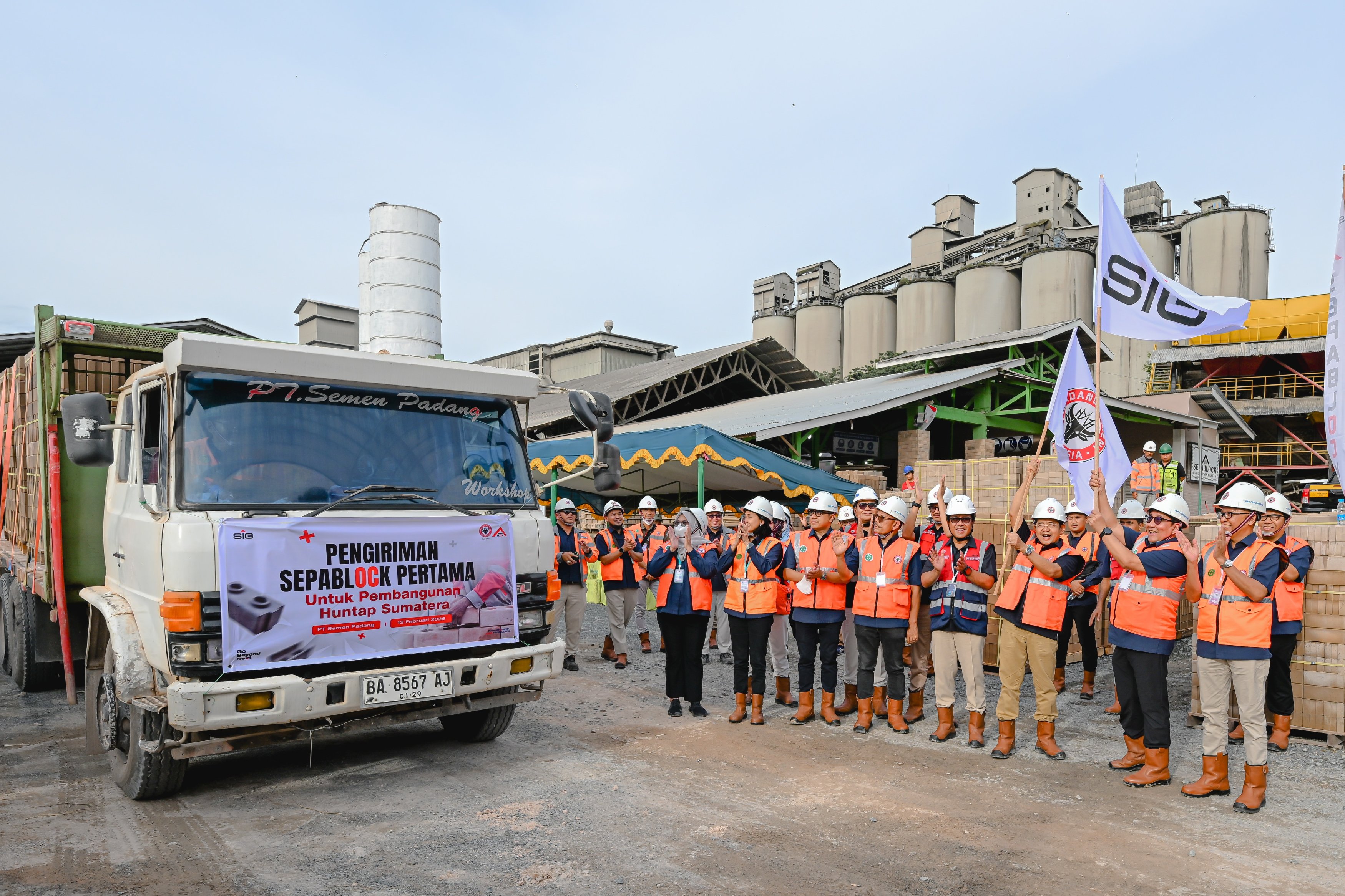 Dukung Percepatan Pemulihan, SIG Kirim 36.000 Bata Interlock Presisi untuk Huntap Korban Banjir Padang