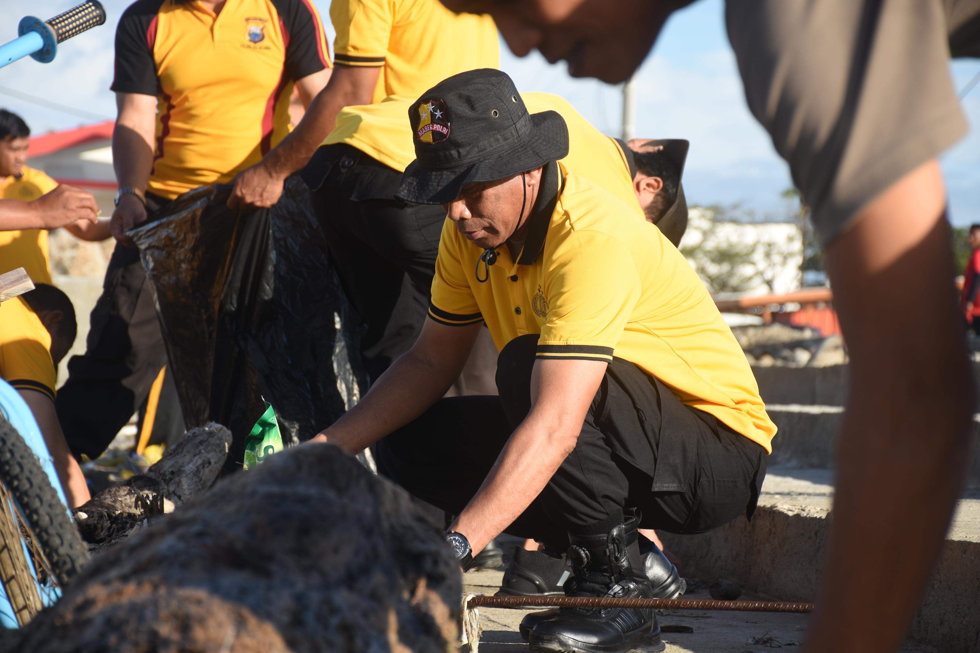 Aksi Bersih Pantai Merpati, Polres Bulukumba Tunjukkan Kepedulian Lingkungan