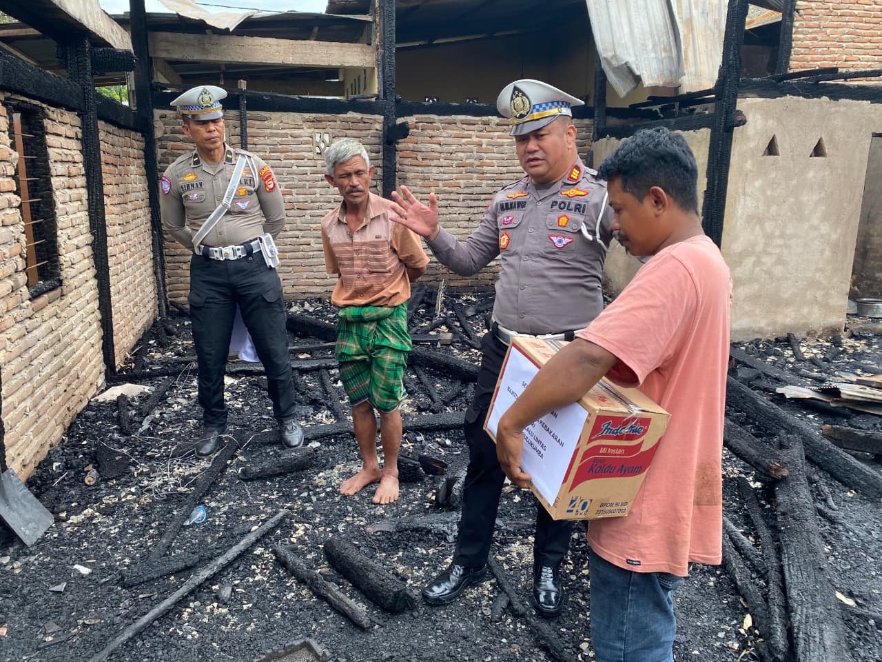 Tak Sekadar Operasi, Polantas Bulukumba Hadir Menguatkan Korban Kebakaran
