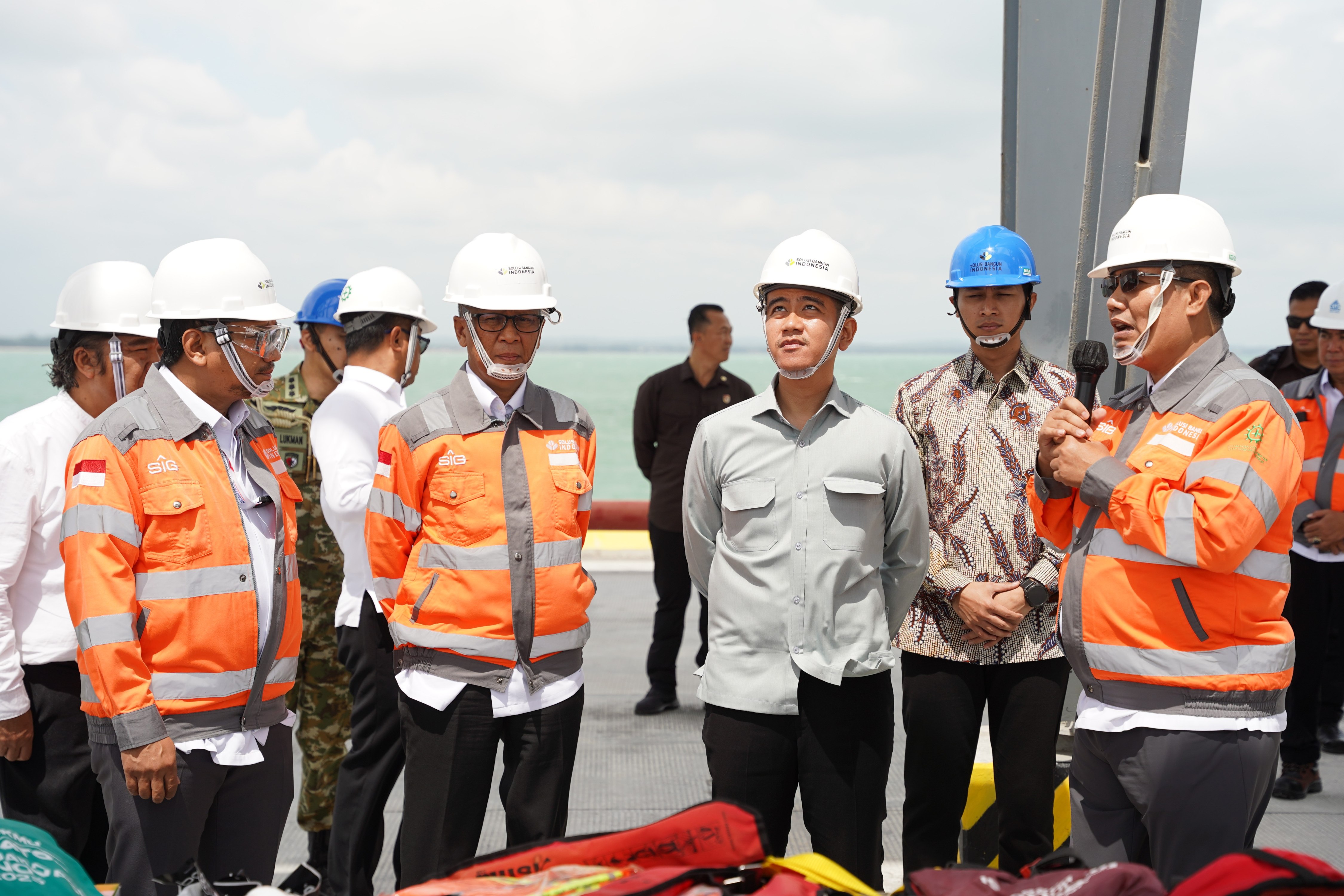 Wapres Gibran Tinjau Proyek Pelabuhan Ekspor Semen SIG Rp1,4 Triliun di Tuban
