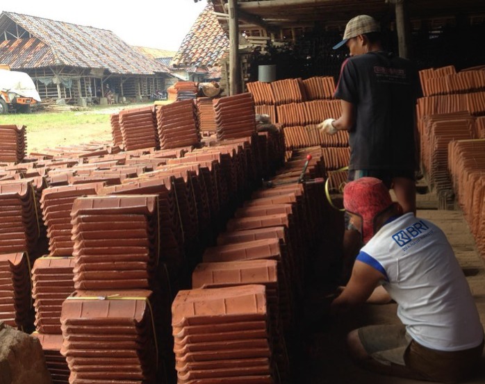 Dari Tanah Liat ke Harapan, Usaha Genteng Hena Gian Hermana Tumbuh Bersama Dukungan BRI