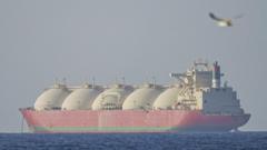 Iran sebut Selat Hormuz terbuka untuk kapal-kapal komersial, tapi lalu lintas maritim masih minim